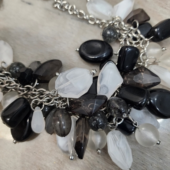 Black and white statement chunky necklace - Picture 4 of 8